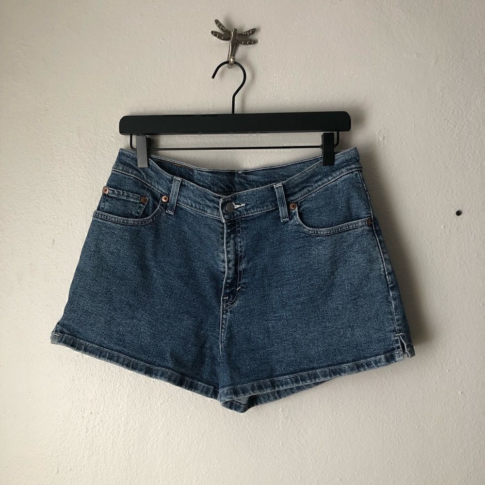 Vintage Levi’s medium wash blue denim shorts junior size 13/30